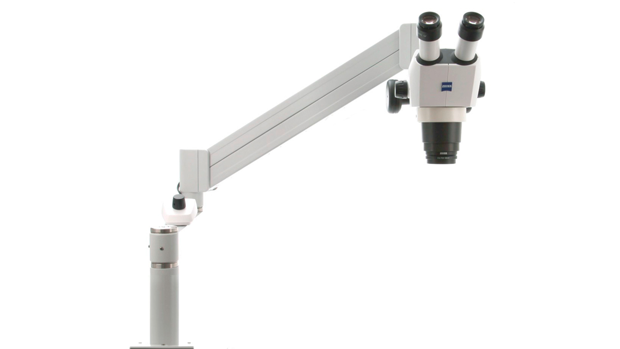 Stereomicroscoop Stemi 305, incl. voorzetoptiek 0,5x FWD 185 mm en statief U (veerarm) met kantelbare
kop en opschroefbare plaat en Controller K LED
