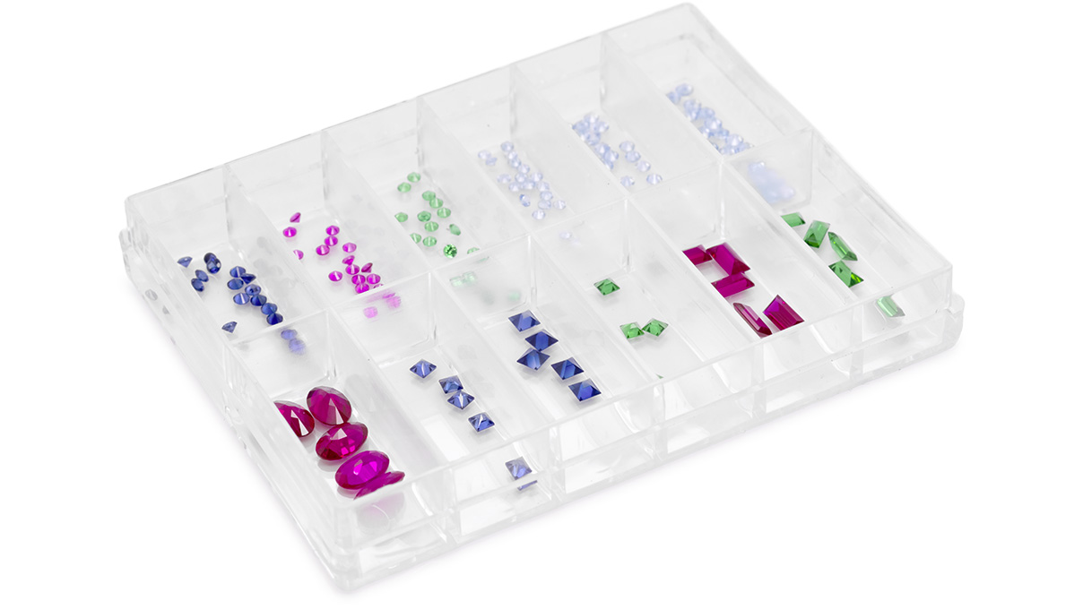 Assortiment met 150 synthetische kleurstenen, rond Ø 1,5 - 2 mm, ovaal 6 x 4 mm, vierkant 2 x 2 / 2,5 x 2,5
mm, baguette 5 x 2,5 / 4 x 2 mm