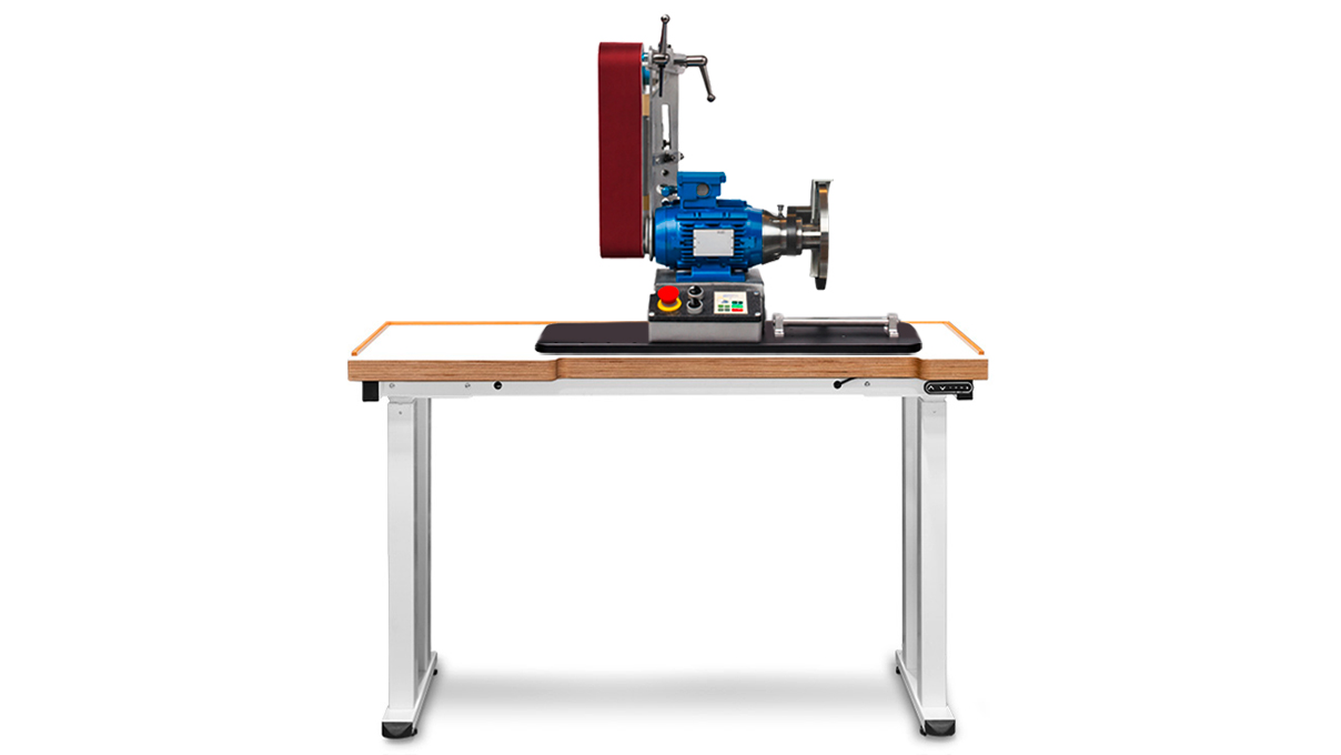 Micromecalp X550 EVO Schleif- und Lapidiermaschine mit Bandschleifsystem und Universalwelle zum Wechsel zwischen Scheiben
und Stangen, inkl. 240 mm Scheibe und 80 SH Rolle, 230 V
