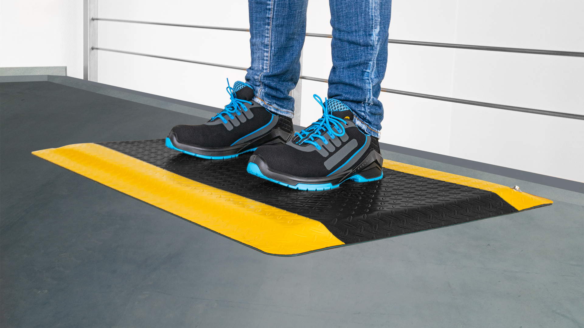Antifatigue mat for safety and ergonomics at standing workstations