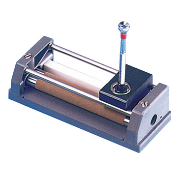 Sharpening device for screwdrivers with hollow ground blades