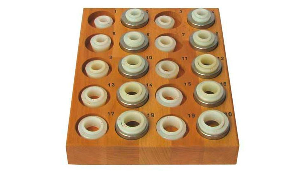 Assortment for ring width changing machine, with 10 steel dies, 20 plastic sleeves, 20 plastic bushes