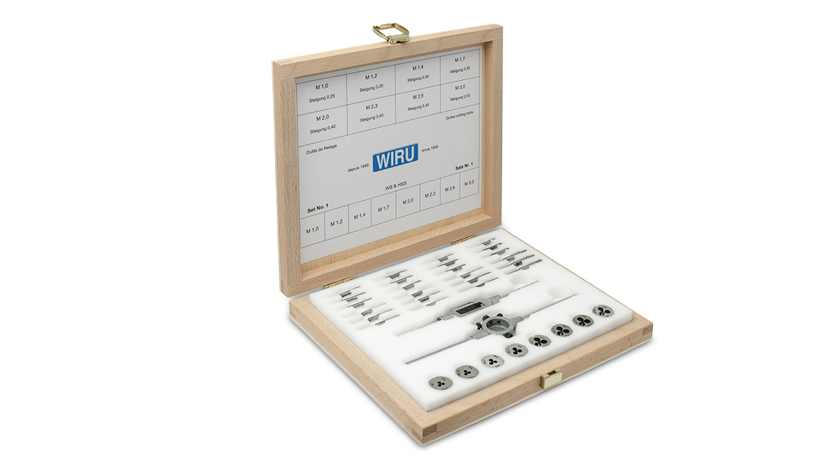 Set of dies and taps for large clocks in wooden case with: 8 sets of 3 hand taps 8 HSS dies Ø 16 mm 1 tap
wrench No. 1 1 die holder 16 x 5 mm