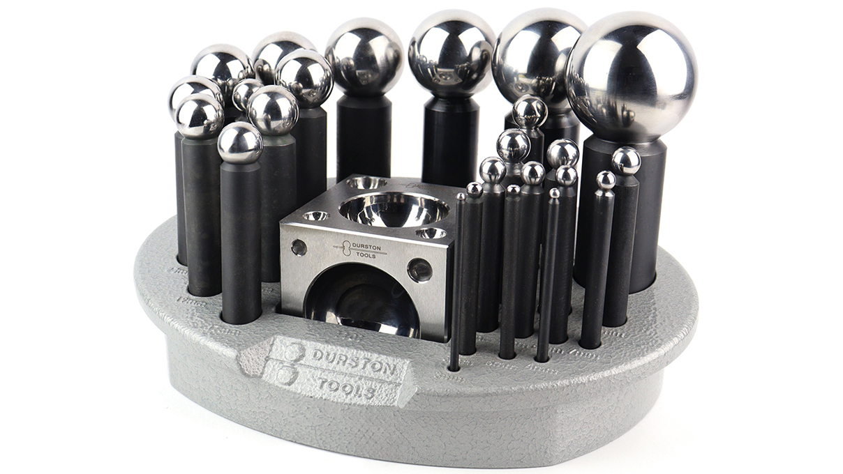 Satz mit 24 Kugelpunzen, Stanzblock und Ablage