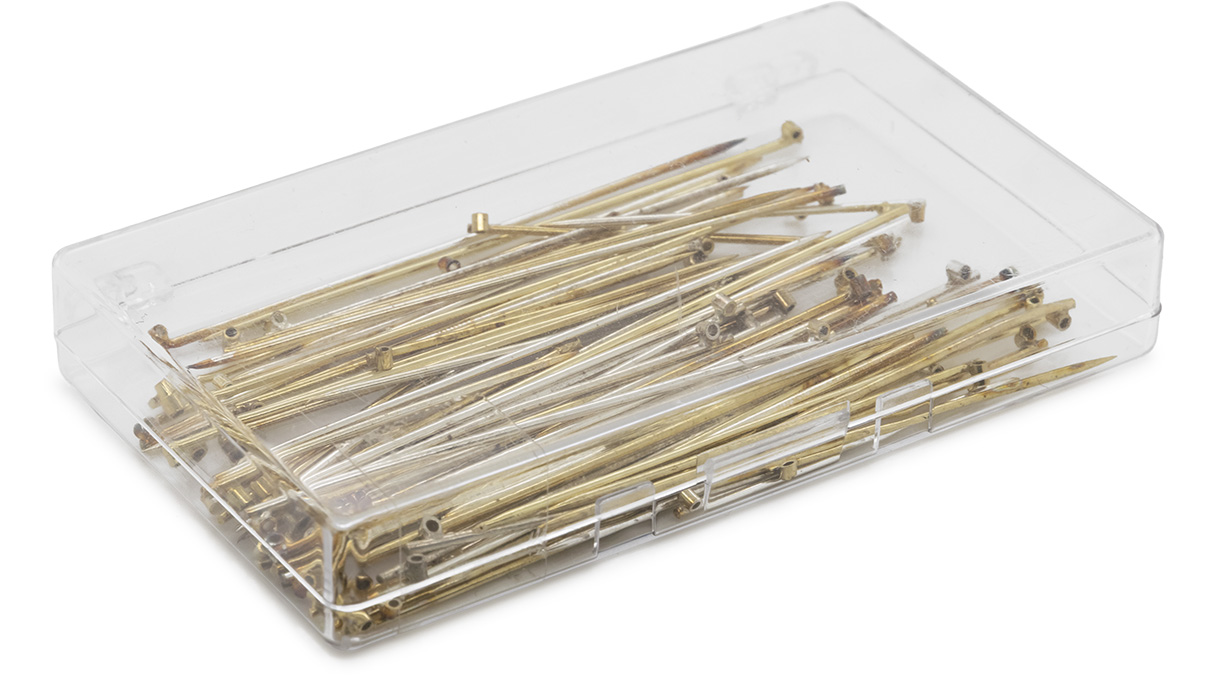 Assortiment brochespelden, gemengd, met buisscharnier, verzilverd en geelverguld, 40 tot 70 mm, 80
stuks
