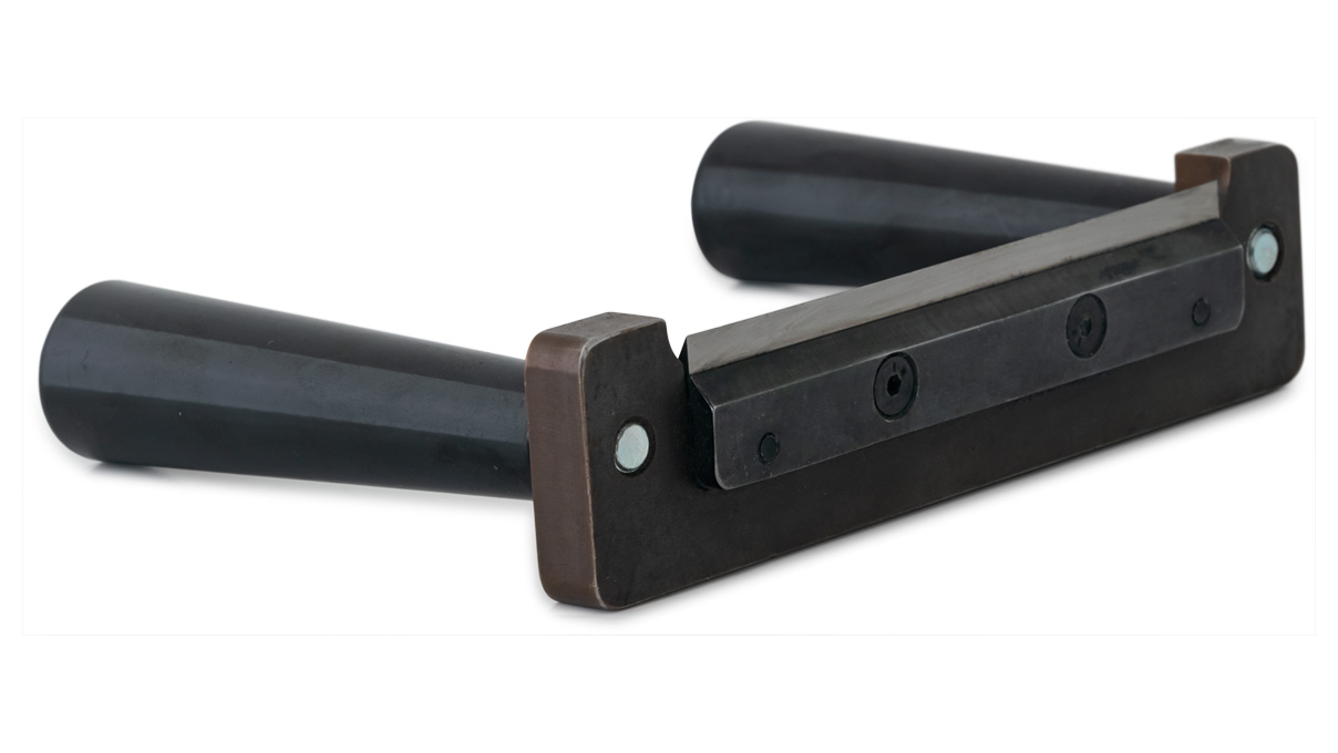 Blade for cleaning buffing wheels, twohanded handle with carbide blade