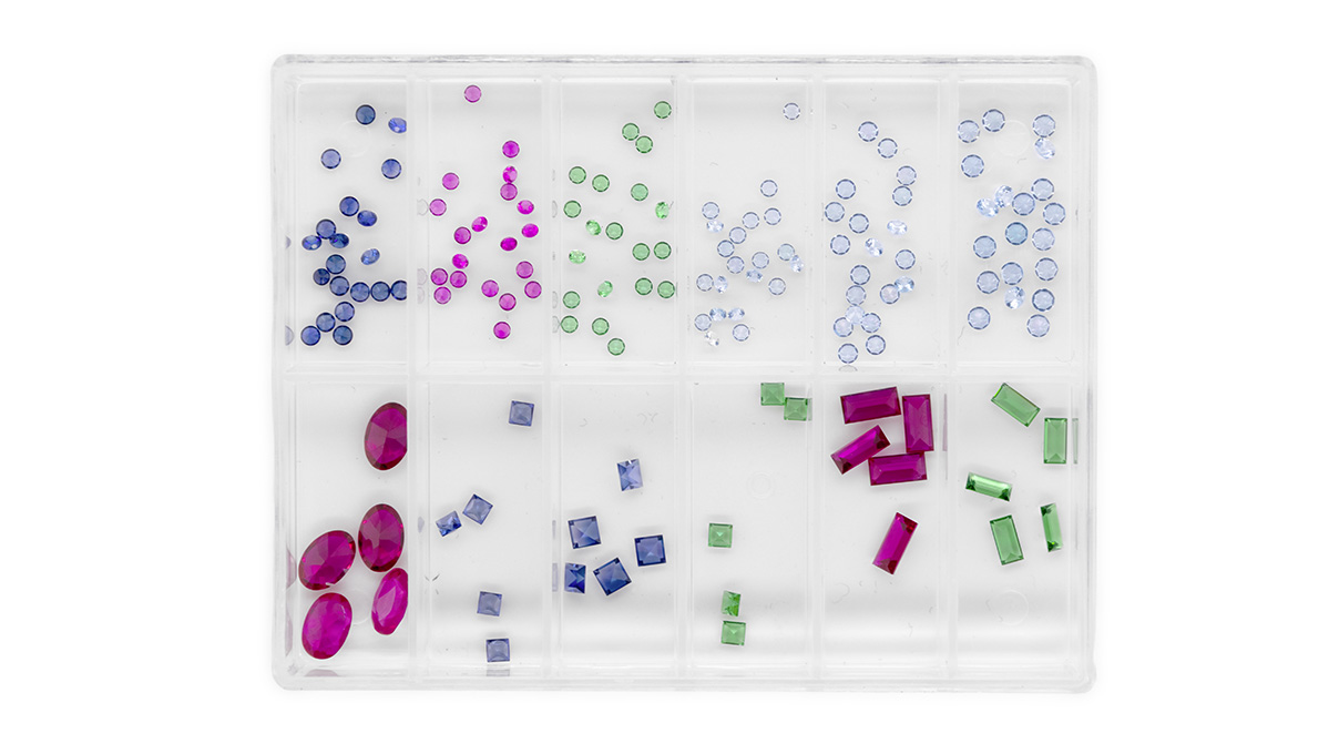 Assortiment met 150 synthetische kleurstenen, rond Ø 1,5 - 2 mm, ovaal 6 x 4 mm, vierkant 2 x 2 / 2,5 x 2,5
mm, baguette 5 x 2,5 / 4 x 2 mm