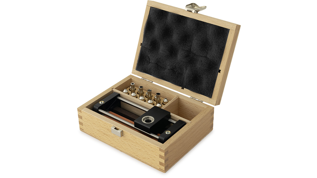 Sharpening device for screwdrivers with hollow ground blades