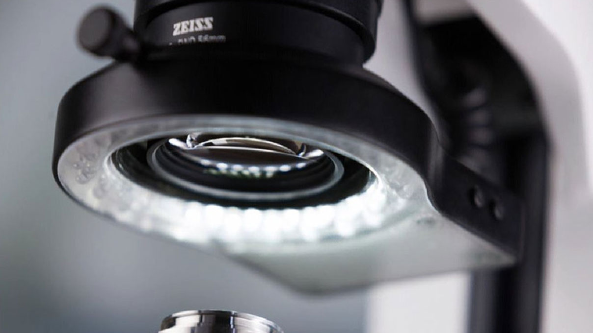 Stereomikroskop Stemi 305 trino, Vergrößerung 8x bis 40x, C-mount Kamera-Ausgang, Kompaktstativ K
MAT (ESD), integrierte fast vertikale Beleuchtung und segmentierbare Ringleuchte K LED