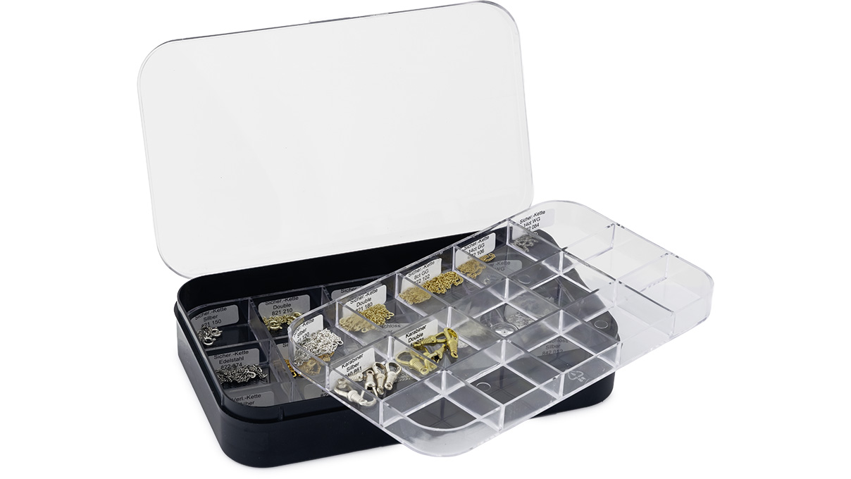 FU-Box 70 Sicherheitsketten + Verläng.Ketten Silber, vergoldet, 8 ct und 14 ct und Perlschlösschen Silber
(Sicherh.+Verläng.Kette 7x8ct, 3x14ct GG, 2x14ct WG, 15x Perlschl. Silber, Rest Silber/Vergoldet/Edelstahl)