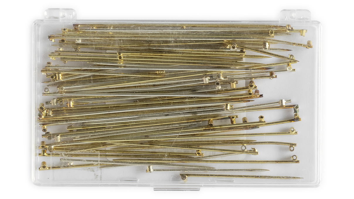 Assortiment brochespelden, gemengd, met buisscharnier, verzilverd en geelverguld, 40 tot 70 mm, 80
stuks