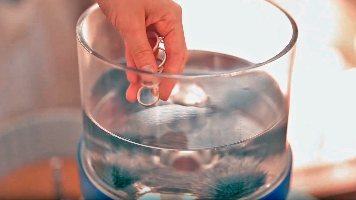 Eco-Maxi 3-in1: Disc centrifugal polishing machine, incl. interchangeable containers for dry, wet, and magnetic
polishing, media sets (dry and wet), and hand sieves (4 mm and 14 mm perforation)